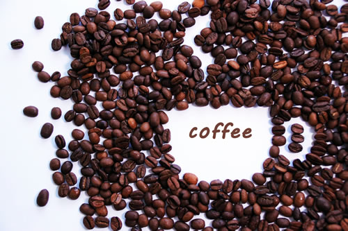 コーヒー豆でコーヒーカップを描いた画像